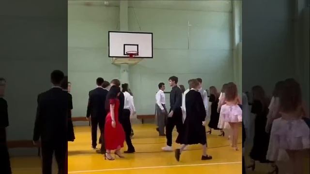 ❗️На школьницу из Санкт-Петербурга обрушилась волна критики, а все из-за «неуместного» платья на ...