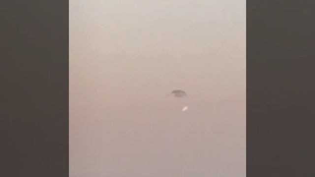 На видео НЛО, выпускающее какой-то беспилотник