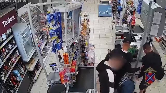 Трое зумеров жестоко избили пенсионера за просьбу вести себя потише в магазине