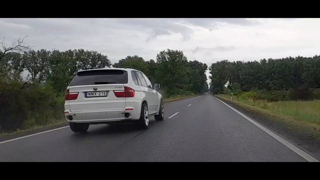 Száguldozók!!  Mert 40 es korlátozásnál már az is baj ha 60 al mégy, ők meg 100 al!!