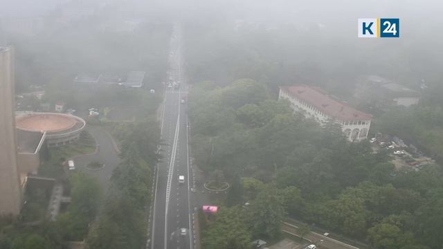 После дождя в Краснодаре затопило улицы и дворы, в Сочи дерево упало на дорогу