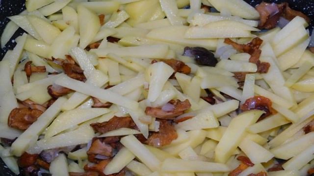 Жареный картофель с грибами в сливочном соусе