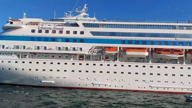 Astoria Grande в порту Стамбула