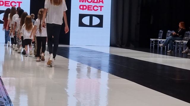 Дети модели из Fashion kids models репетировали перед выходом на подиум МОДА ФЕСТ ЮГА РОССИИ 2025!