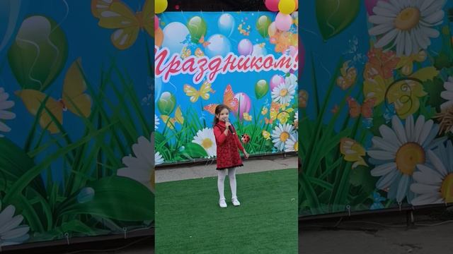 Вика с песней "Раз ладошка"