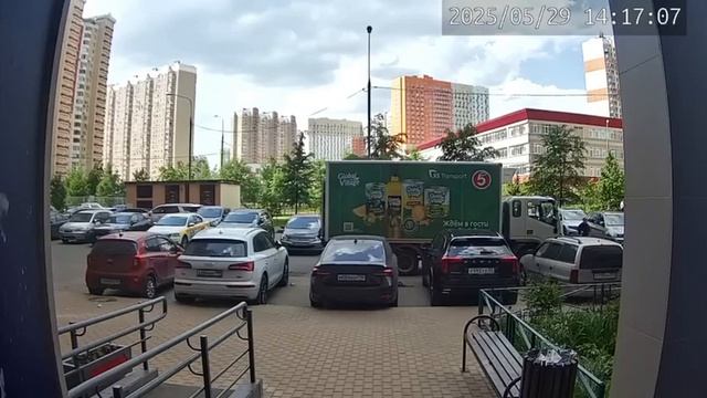 🤬В Подмосковье школьники выбросили кирпич с балкона и чуть не зашибли прохожего.