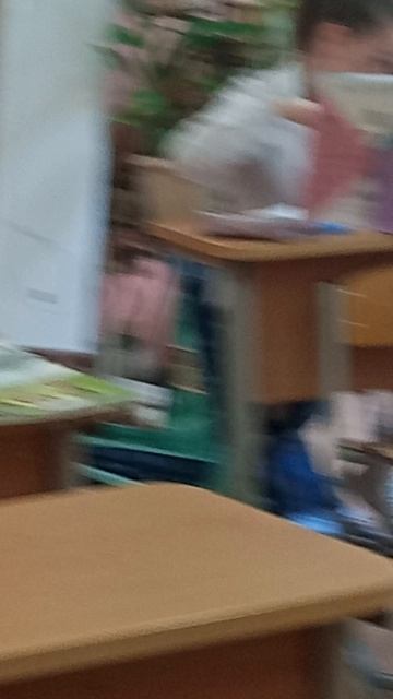 отрезала волосы на уроке