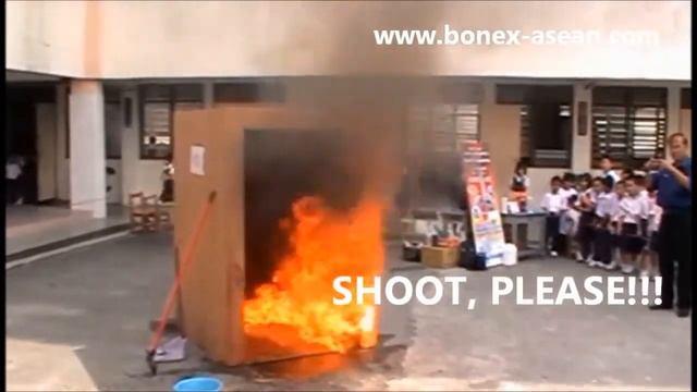 Дети тушат огонь с помощью огнетушителя Спасатель-01