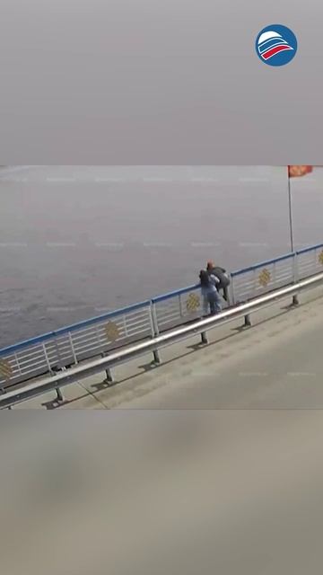 Спасение на мосту: герой МЧС предотвратил трагедию в Тыве