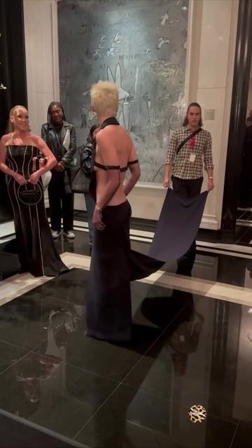 А вот и первый образ для красной дорожки Met Gala от Эммы Чемберлейн.  Платье Courreges вдохновенное