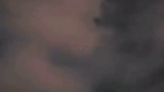 Светящийся шар в небе над Британией снял этой ночью очевидец.