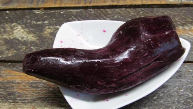 Брускетта со свекольным муссом и копченой рыбой