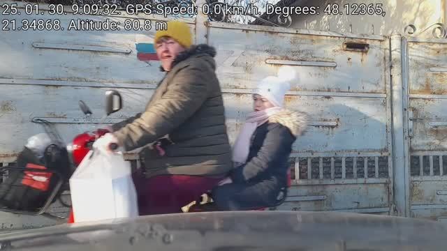 Gyerek életét veszélyeztető liberális, akire nem vonatkoznak a törvények! A rendőrség támogatásával!