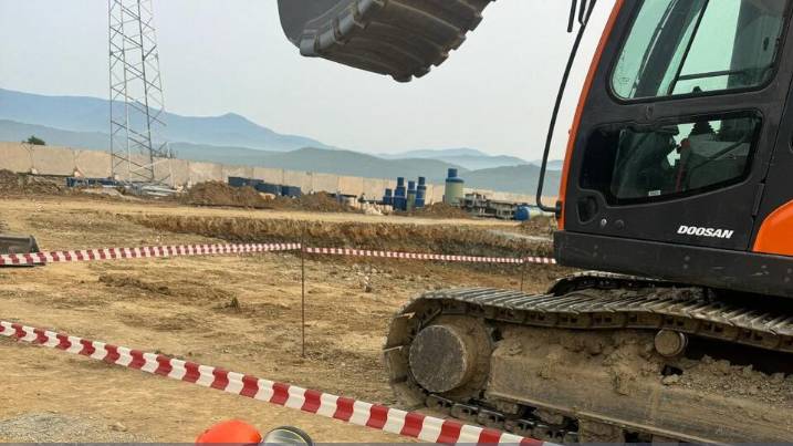 Экскаватор насмерть раздавил рабочего на предприятии в Приморском крае