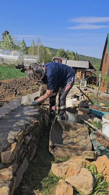 Круговорот камней... С одного места на участке выкапываем, на другом месте укладываем..