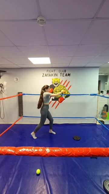 Руки боксера 🥊 – это его основное оружие, но их эффективность напрямую зависит от работы ног.