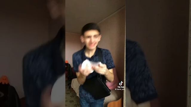 КОГДА С ТОБОЙ РАЗГОВАРИВАЮТ, НО ТЕБЕ НУЖНО ДОМОЙ В ТУАЛЕТ! 
"Арутюн Геворкян"