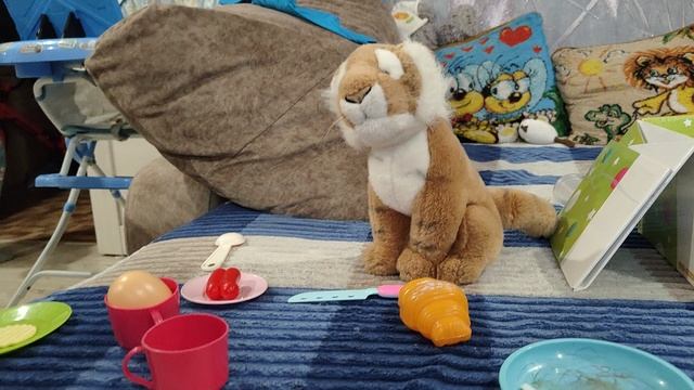 играем в посудку, кормим плюшевого тигренка игрушечной едой