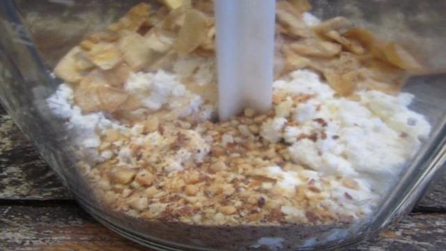 Творожный соус с арахисом и банановыми чипсами