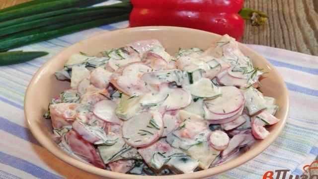 Салат с редисом, огурцами и болгарским перцем