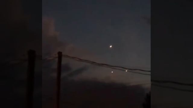 Загадочное зрелище в ночном небе удалось запечатлеть на камеру.