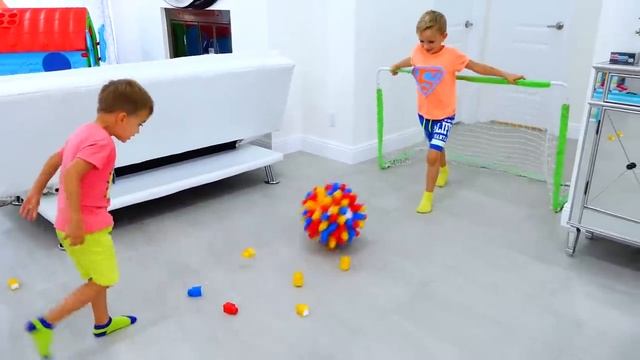 Влад и Никита - Влад и Никита катаются на игрушечном мотоцикле