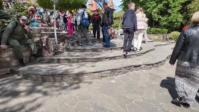 Филиппинка и Русский пара гуляют в прекрасном парке Л?