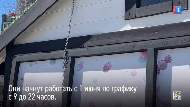 У городского фонтана в Ноябрьске установили домики - торговые павильоны