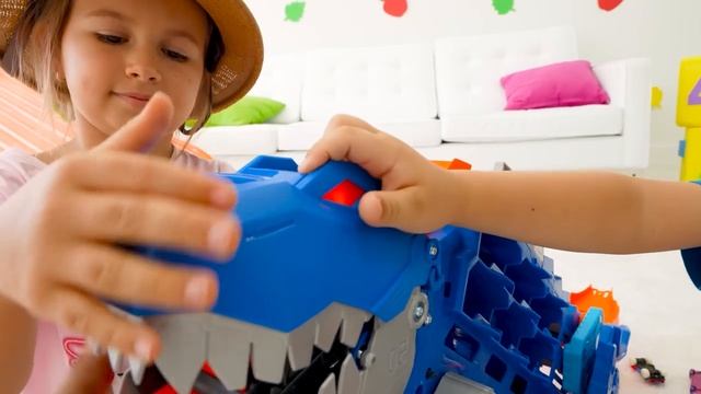 Влад и Никита - Крис играет с игрушечными машинками и спасает город Hot Wheels