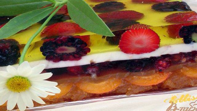 Желейный торт с ягодами и шоколадной крошкой