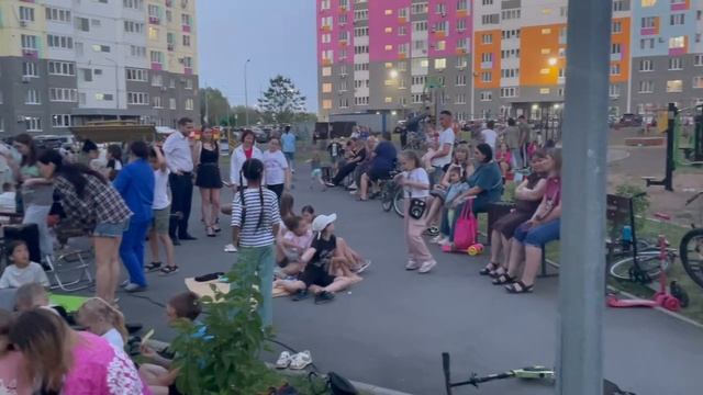 Во дворе Хусаиновых 8, две активные девушки проводят бесплатно кинопоказы для соседей.