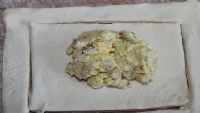 Слойки с творогом и ягодами