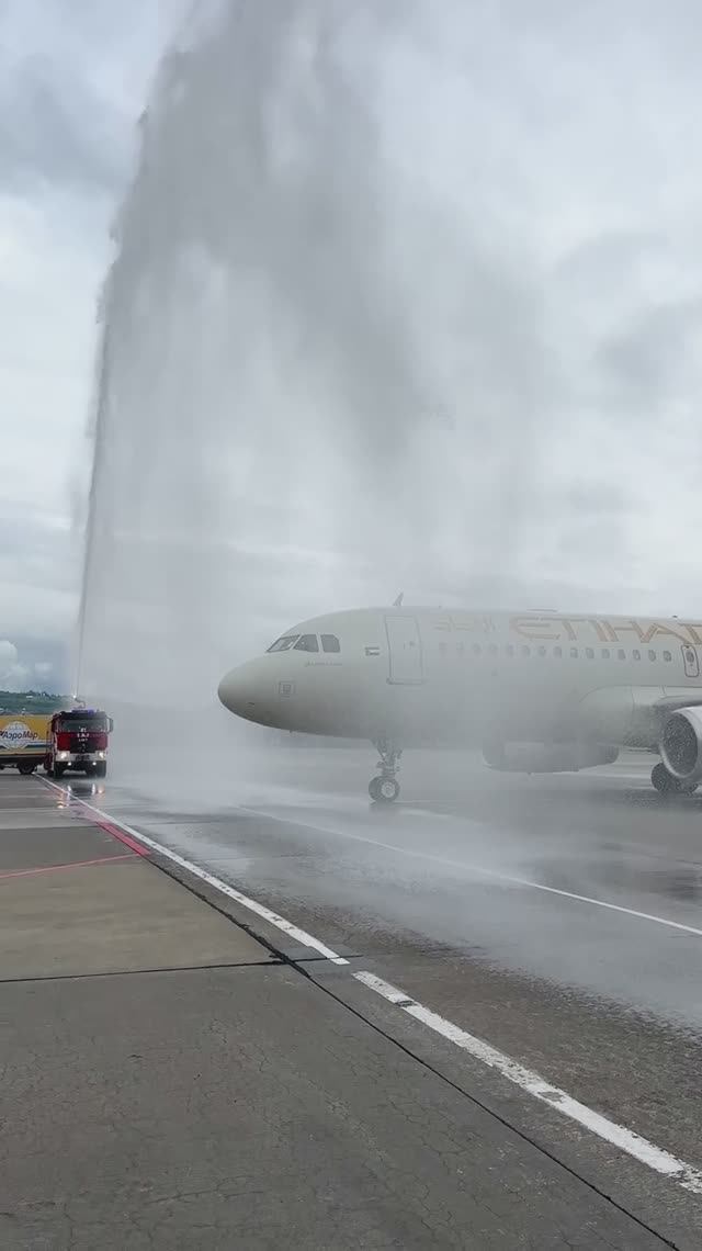 Встретил борт Etihad Airways, который совершил первый рейс в аэропорт Сочи из Абу-Даби 👏