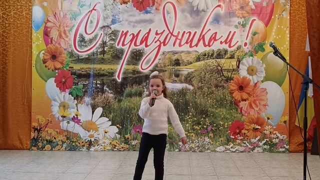 Вика с песней "Дедушка без бабушки"