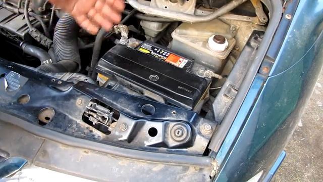 Обслуживание автомобильного аккумулятора.