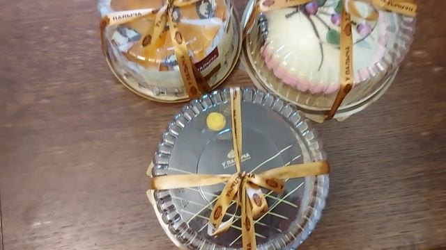 Утро начинается с тортиков.