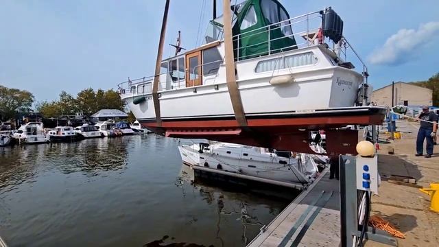 Спуск "Фелиции" на воду .