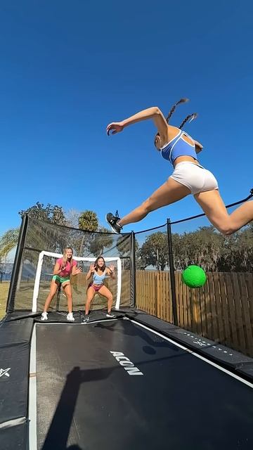 mV-HE4aXkPE - Who will block the ball？ @KaiRazy @JadeSpade_xo