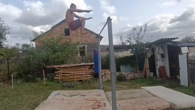 Чуть не розбив турнік головою/треню комбінації/петля ?