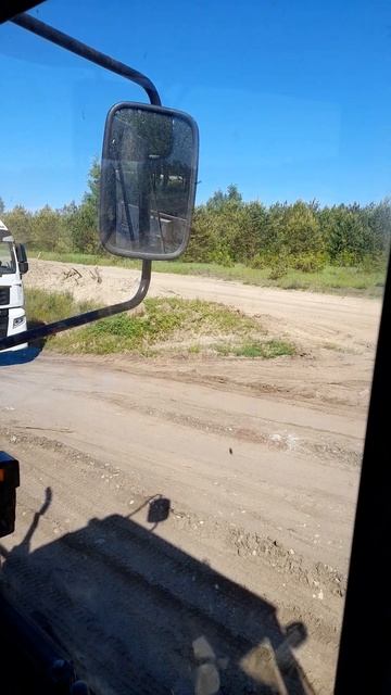 синий трактор в карьере (мтз)