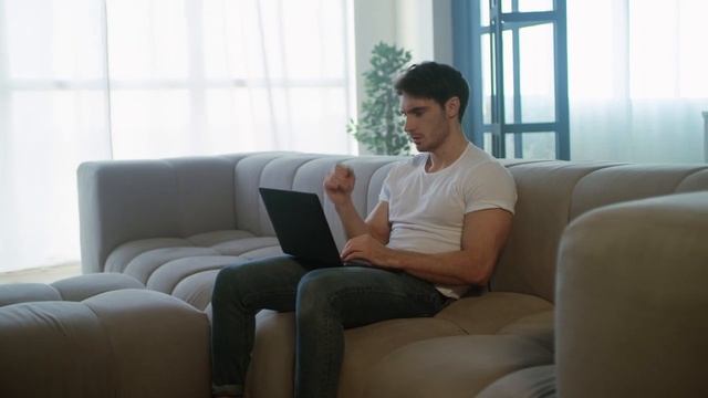 Возвращаясь домой, мужчина услышал шум из старого сар?