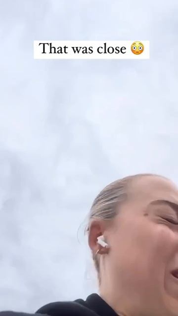 Это было близко! Этот пернатый чуть не вытащил у нее глаз.