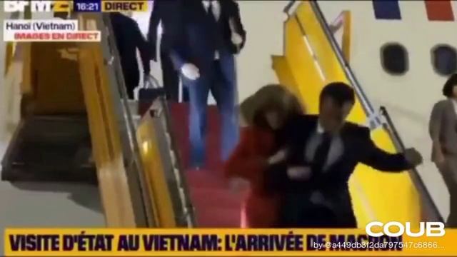 Макрона избила собственная жена у самолета за поцелуи с Зеленским