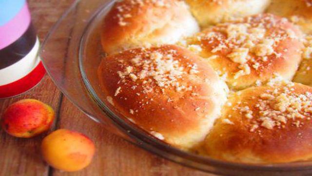 Булочки с абрикосами