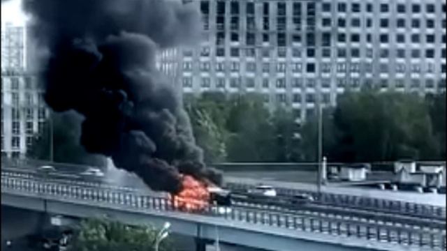 Полыхает автобус на Новокурнинском