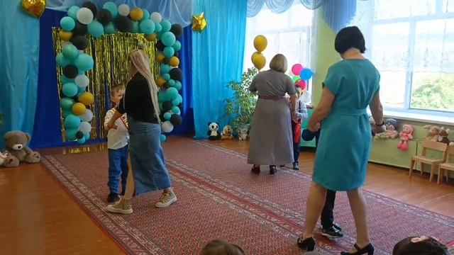 Танец мам с выпускниками