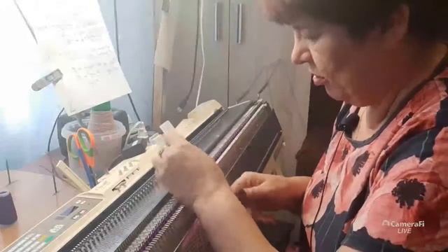 Продолжение !Ольга Коровина Вяжем берет из пуха норки ! И общаемся !
