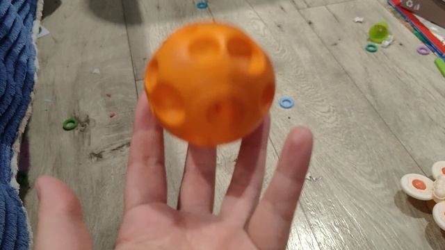 играем в тактильный мячик для малышей