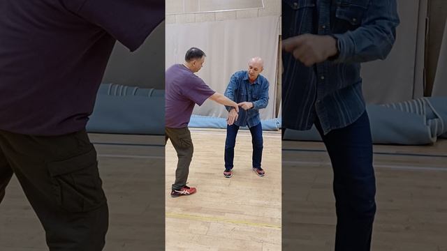 Выбивание ножа