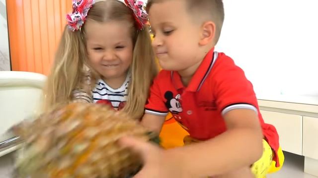 Диана и Рома Диана притворяется, что играет с игрушечным домиком-палаткой
